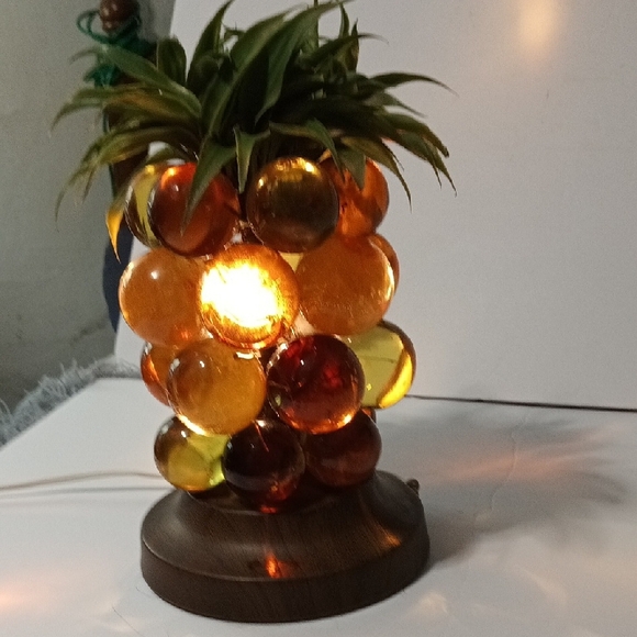Vintage 1960's Lucite Pineapple Table Lamp with Greenery - Picture 3 of 6